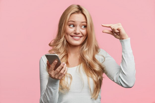 Retrato de joven mujer rubia posando