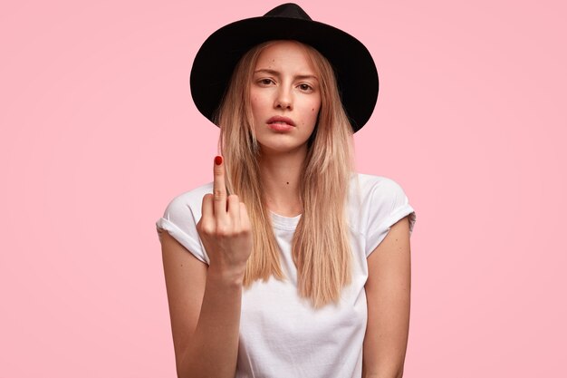 Retrato de joven mujer rubia con sombrero grande