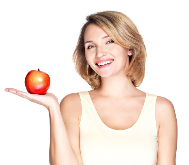 Retrato de una joven mujer sana sonriente con manzana roja - aislada en blanco.