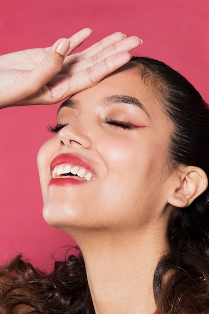 Foto gratuita retrato de joven mujer vibrante