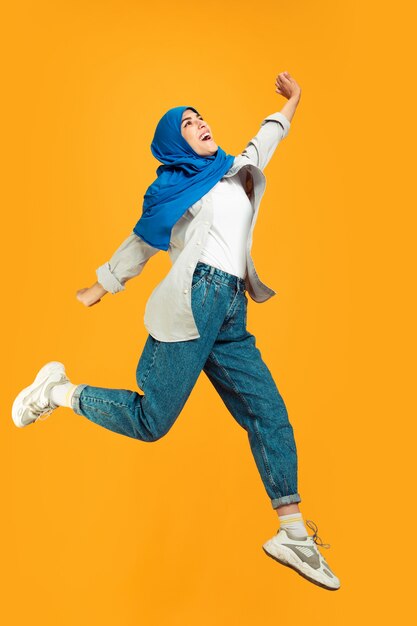 Retrato de joven musulmana en amarillo