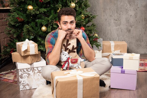 Foto gratuita retrato de joven durante la navidad.