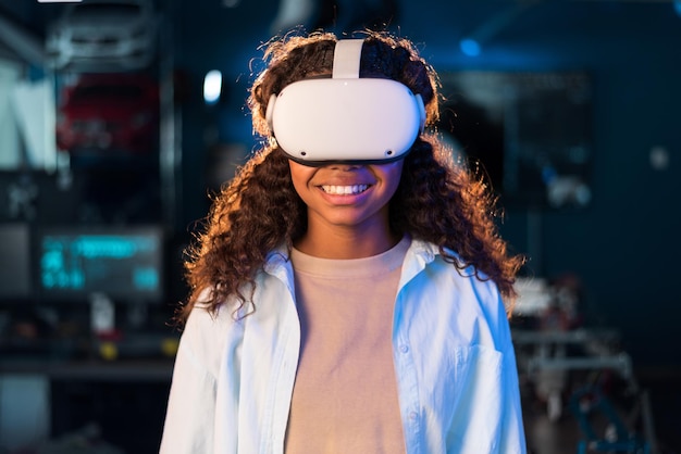 Foto gratuita retrato de una joven negra sonriente con gafas vr