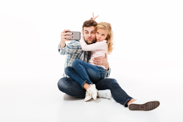 Retrato de un joven padre y su pequeña hija