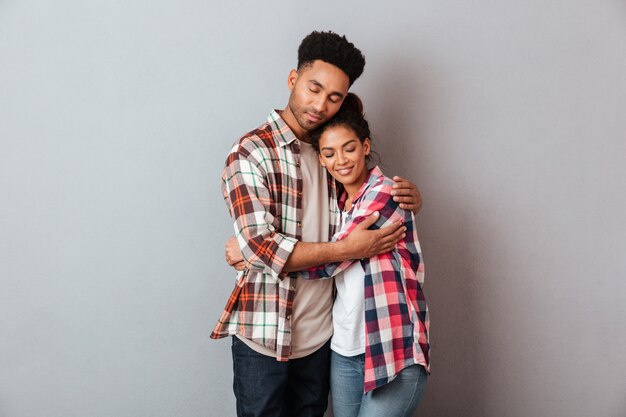 Retrato de una joven pareja africana amorosa abrazando