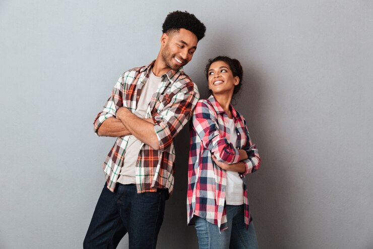 Foto gratuito retrato de una joven pareja africana amorosa de pie juntos