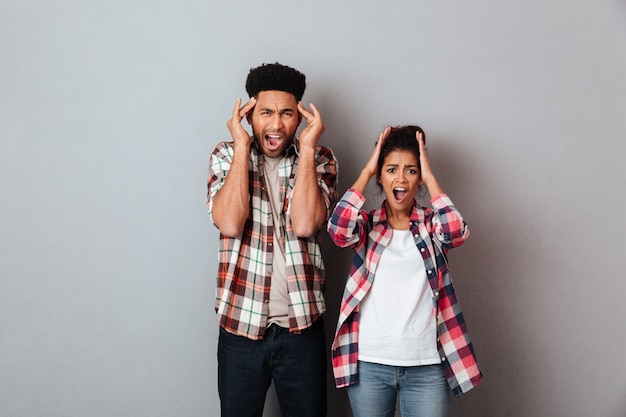 Retrato de una joven pareja africana asustada gritando