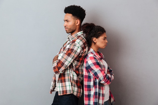 Retrato de una joven pareja africana enojada discutiendo