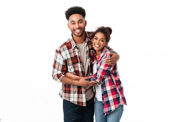 Retrato de una joven pareja africana feliz abrazando