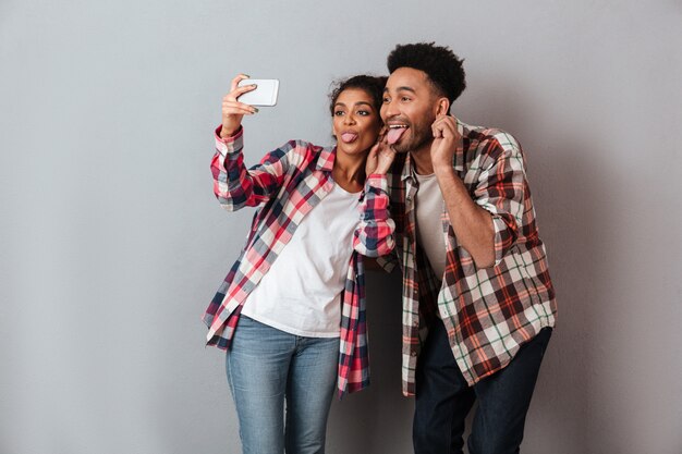 Retrato de una joven pareja africana feliz haciendo muecas