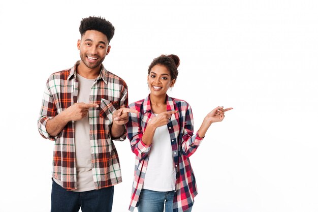 Retrato de una joven pareja africana feliz