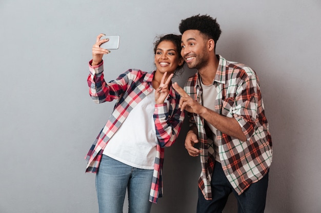 Retrato de una joven pareja africana feliz