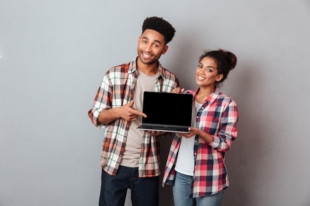 Retrato de una joven pareja africana sonriente