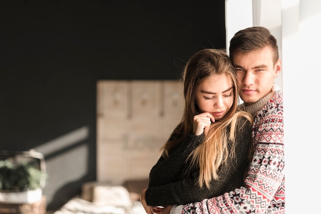 Foto gratuita retrato de una joven pareja amorosa en casa