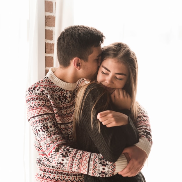 Foto gratuita retrato de una joven pareja amorosa