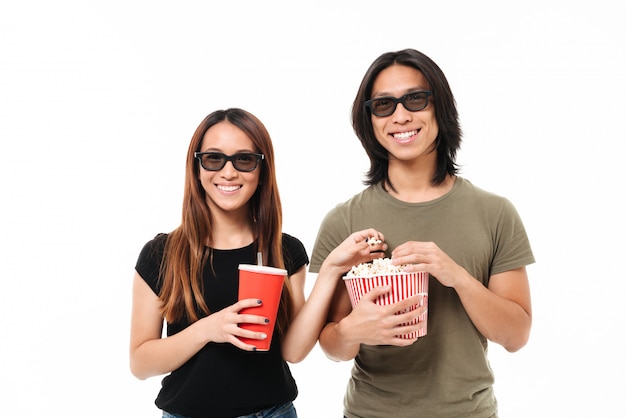 Retrato de una joven pareja asiática sonriente en gafas 3d