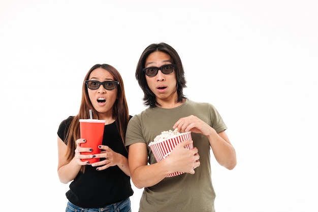 Retrato de una joven pareja asiática sorprendida en gafas 3d