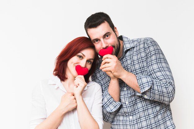 Retrato de una joven pareja con corazón rojo