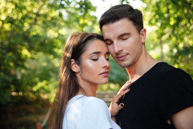 Retrato de una joven pareja encantadora en el amor