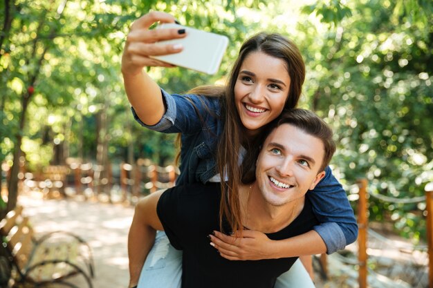 Retrato de una joven pareja feliz en el amor