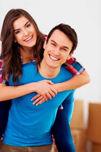 Retrato de una joven pareja feliz y amorosa