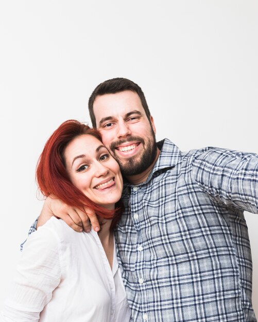 Retrato de una joven pareja feliz