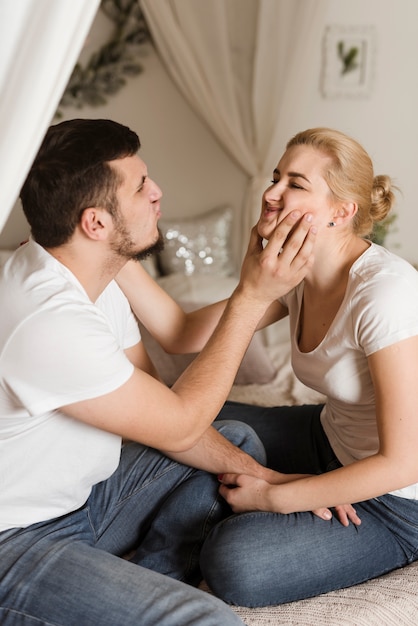 Retrato de joven pareja juntos en el amor