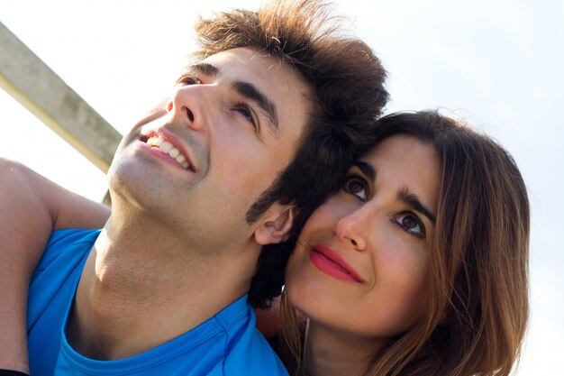 Retrato de joven pareja mirando el horizonte