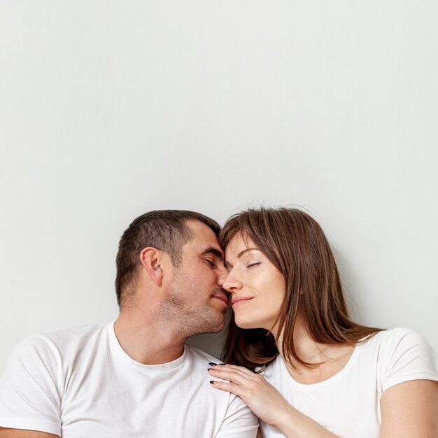 Retrato de joven pareja con los ojos cerrados