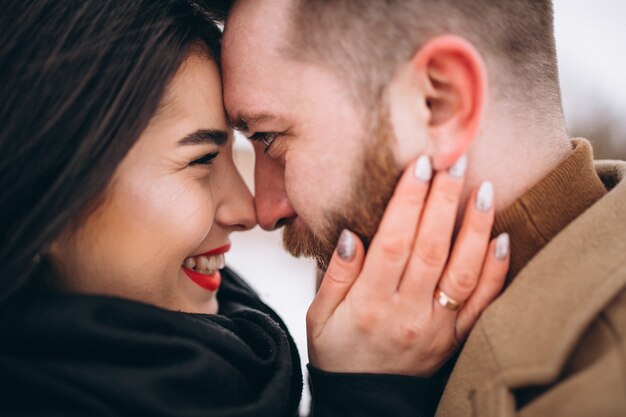 Retrato de joven pareja en el parque de invierno