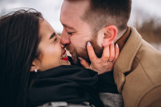 Retrato de joven pareja en el parque de invierno