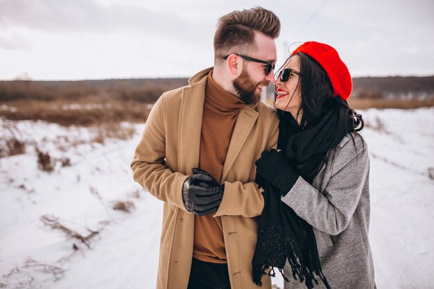 Retrato de joven pareja en el parque de invierno