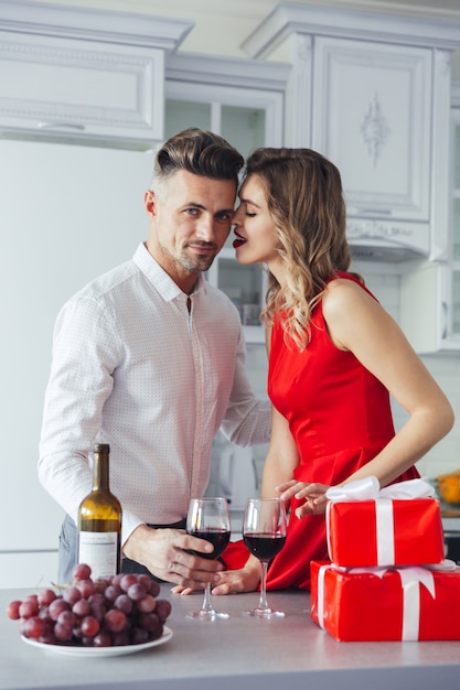 Foto gratuita retrato de una joven pareja romántica elegante vestido