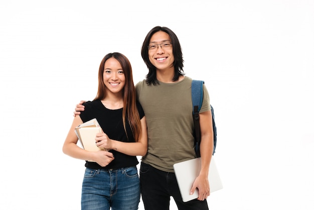 Retrato de una joven pareja sonriente de estudiantes asiáticos