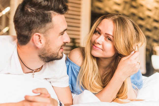 Foto gratuita retrato de una joven pareja sonriente