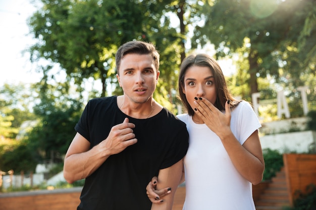 Retrato de una joven pareja sorprendida