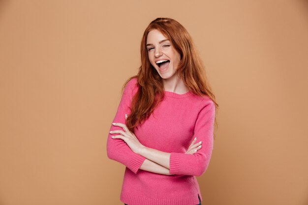 Retrato de una joven pelirroja alegre que parece feliz