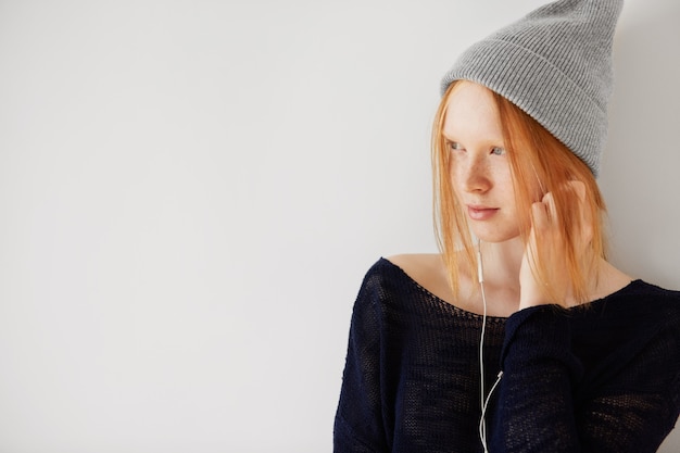 Retrato de joven pelirroja con auriculares