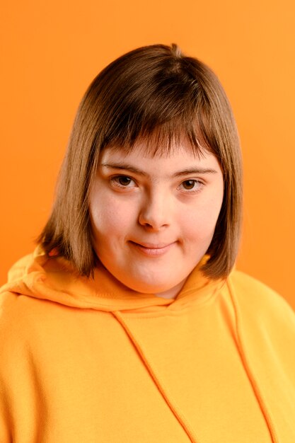 Retrato de joven con el pelo corto