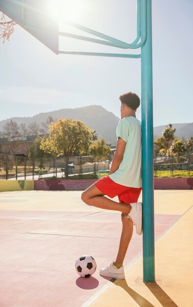 Retrato joven con pelota de fútbol