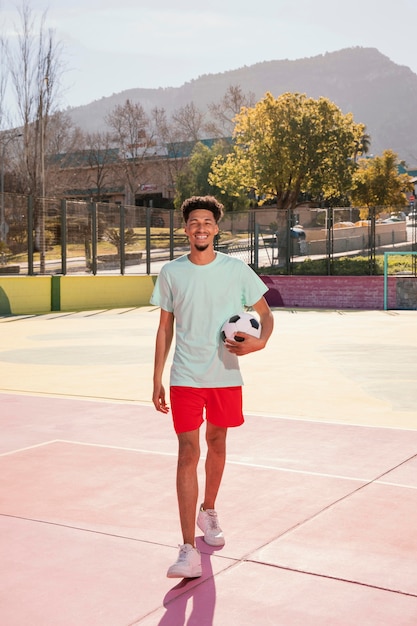 Retrato joven con pelota de fútbol