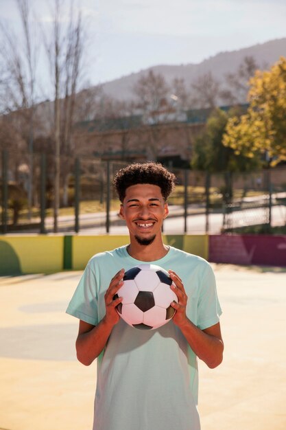 Retrato joven con pelota de fútbol