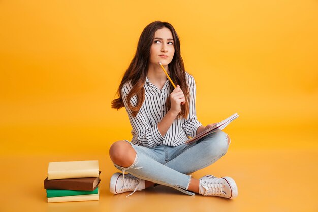 Retrato de una joven pensativa haciendo notas