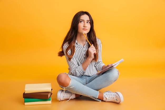 Retrato de una joven pensativa haciendo notas