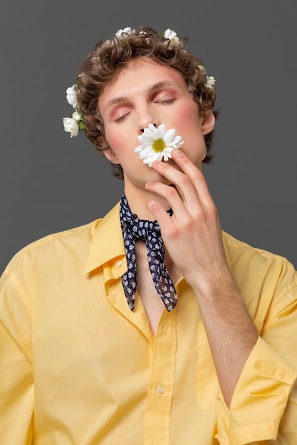 Retrato, joven, posar, con, guirnalda floral