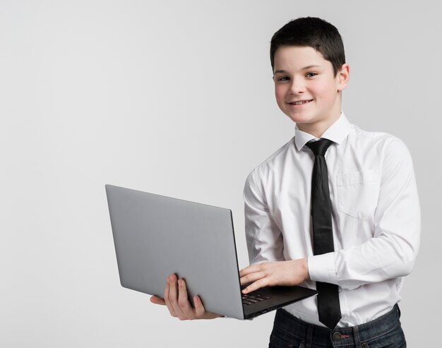 Retrato de joven positivo con laptop