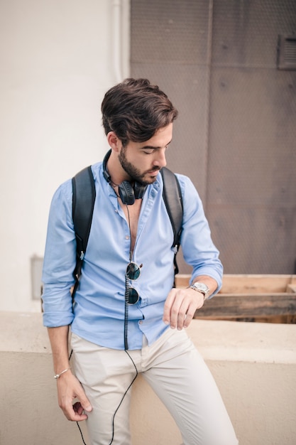 Retrato de un joven que mira la hora de reloj