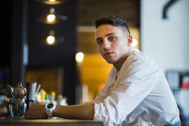 Foto gratuita retrato de un joven en el restaurante