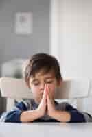 Foto gratuita retrato de joven rezando en casa