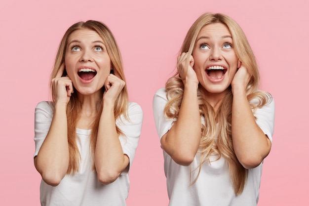 Retrato de joven rubia amigas posando